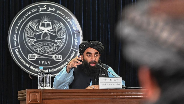 Zabihullah Mujahid parle lors d'une conférence de presse.