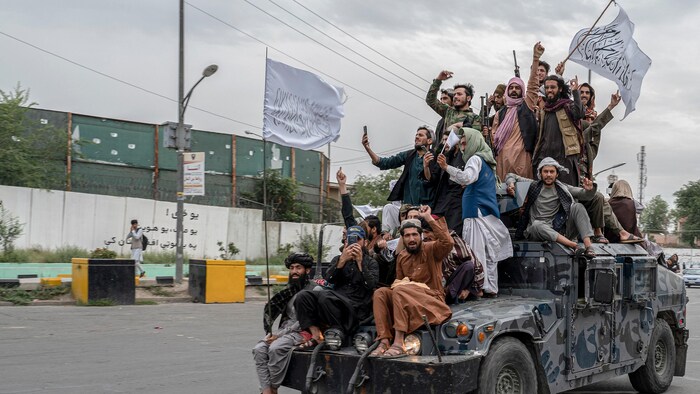 Des talibans sur un véhicule en train de célébrer.