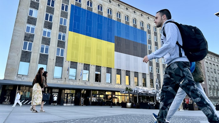 Un drapeau ukrainien couvre une grande partie de la façade d'un édifice de cinq étages au centre de Tallinn.