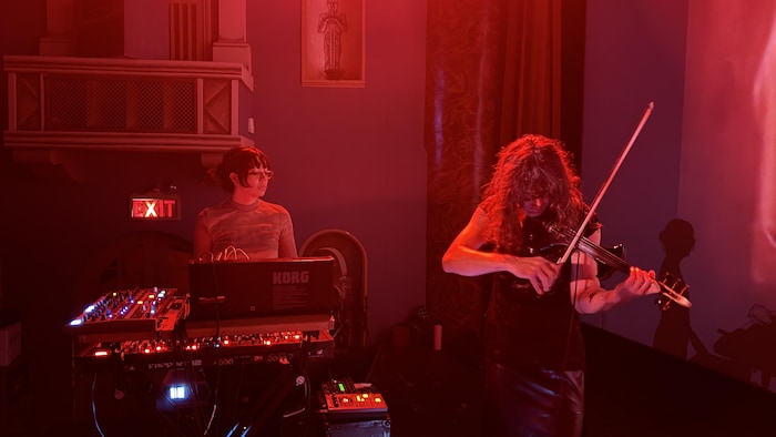 Le groupe Tallshadows se produit au théâtre Roxy à Saskatoon lors d'une projection du movie  Häxan, de Benjamin Christensen. Octobre 2025. 