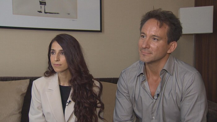 Les deux réalisateurs, assis sur un divan dans une suite d'hôtel.