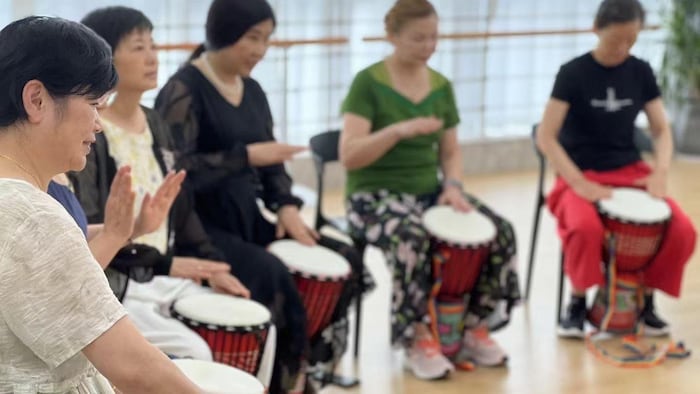 Huo Huei Kıdemli Eğlence Üniversitesi'nde Afrika Davul Oturumu. 