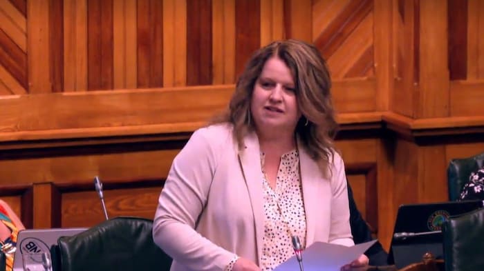 Tammy Scott-Wallace prend la parole à l'Assemblée législative.