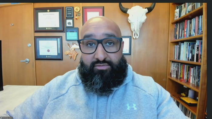 Un portrait de Tandeep Sidhu dans son bureau tiré d'une visioconférence.