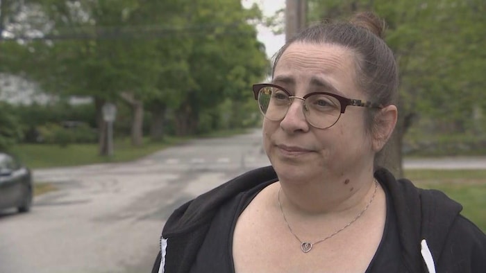 La résidente de Sandy Cove participe à une distribution d'objets de première nécessité pour les personnes déplacées.