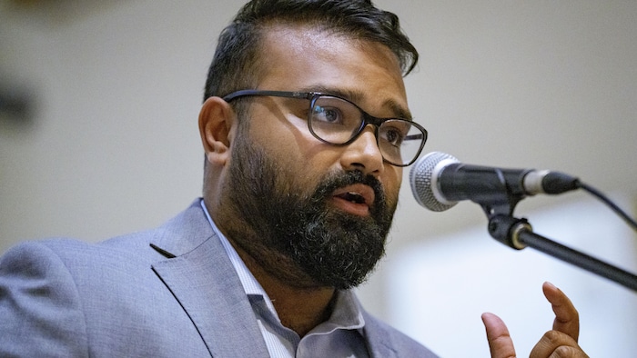 Tanveer Shahnawaz lors d’un débat à l’église baptiste Calvary, à Toronto, le 19 août 2026.