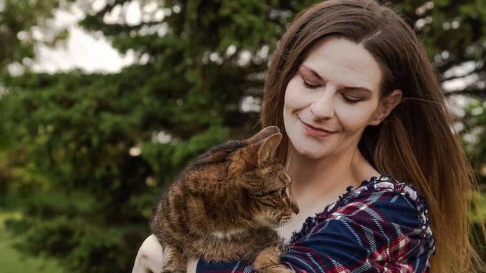 Une photo de Tanya Myers et son chat.