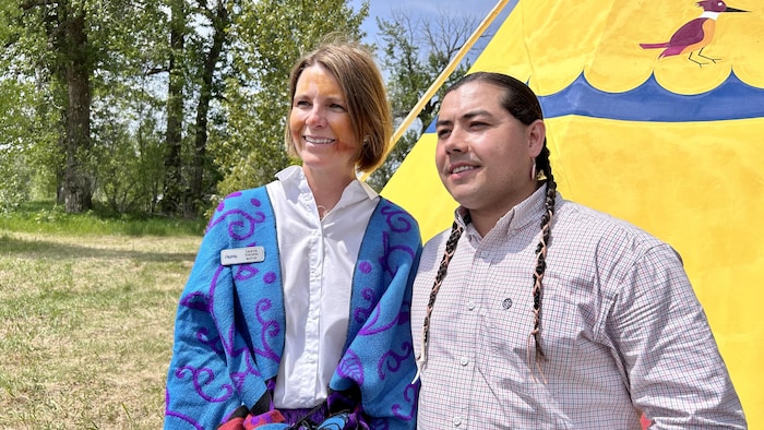 La mairesse de la ville d'Okotoks, Tanya Thorn, et Desmond Jackson, conseiller en relation avec les Autochtones, devant le tipi à Okotoks en juin 2023.
