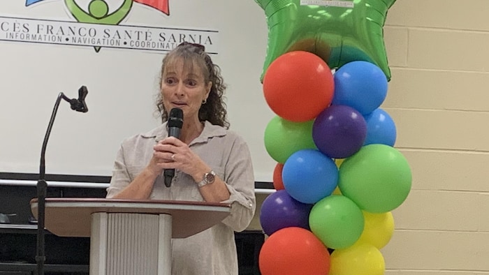  Tanya Tamilio tient un micro.