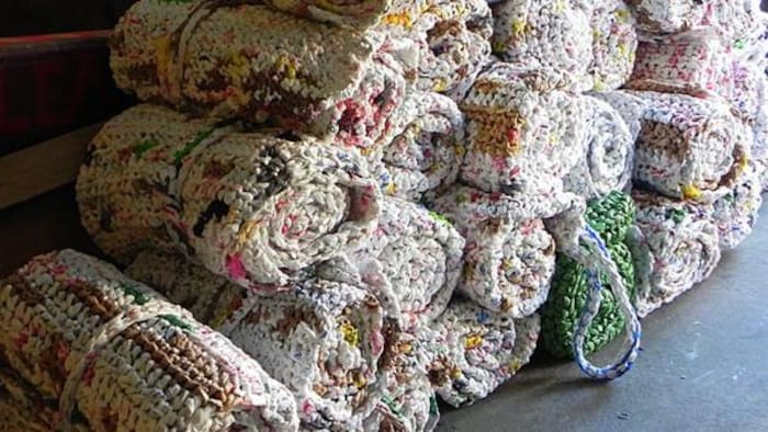 Des tapis de sol faits de sacs en plastique recyclés pour les sans