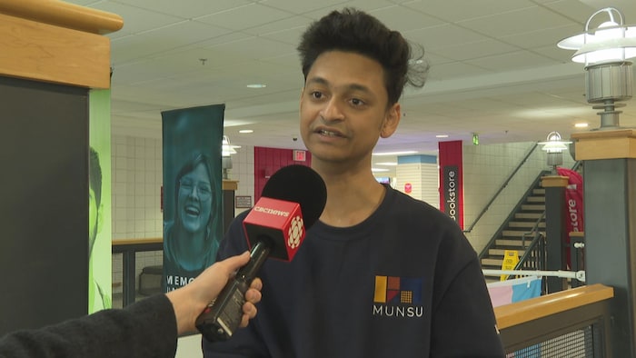 Un étudiant portant un chandail MUNSU est en entrevue dans une école.
