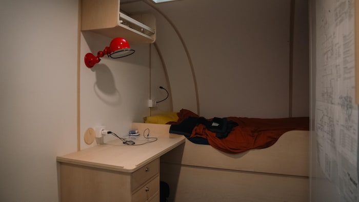 Une petite chambre à bord d'un bateau