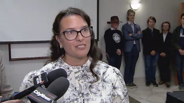 Tara Sawyer parle devant des journalistes.