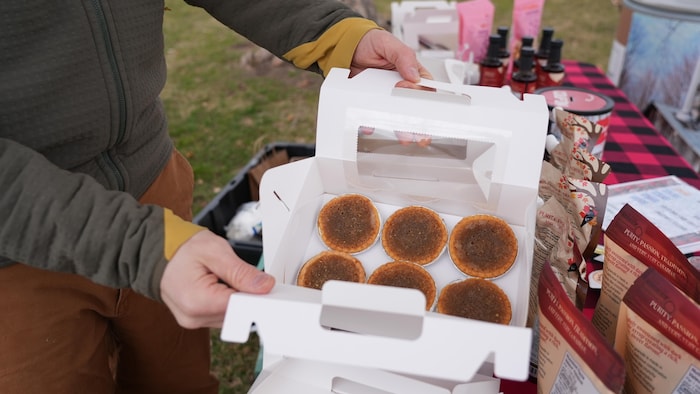 Une boîte ouverte de six tartelettes au sirop d’érable à l’École Entre-Lacs de Penticton, le 7 mars 2026.