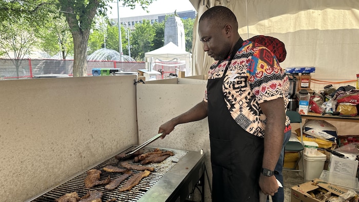 Emmanuel Eloka qui grille sa viande pour son kiosque.