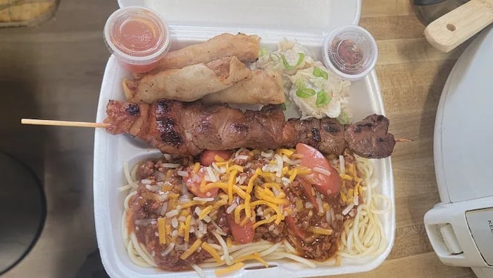 Lumpia, pork barbeque, siomai at spaghetti na nakalagay sa styrofoam container.