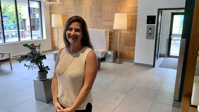 Tatiana Gabrysz dans le lobby d'un hôtel.