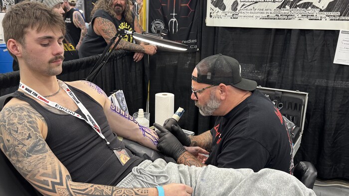 Cole Ricken se fait tatouer le bras par son père, Monty Ricken.