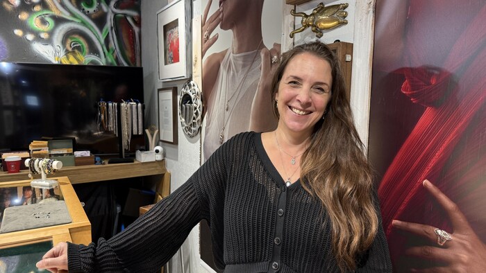 Caroline Arbour pose dans la boutique de l'Antre de Scaro.