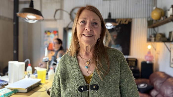Louise Charbonneau pose dans l'atelier de Scaro.