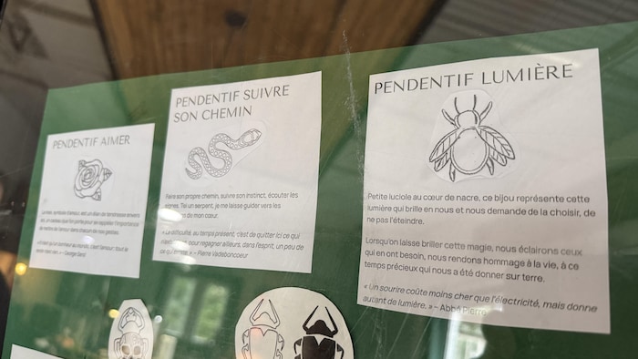 Des dessins de tatouages rapides sont montrés, chacun avec leur signification.