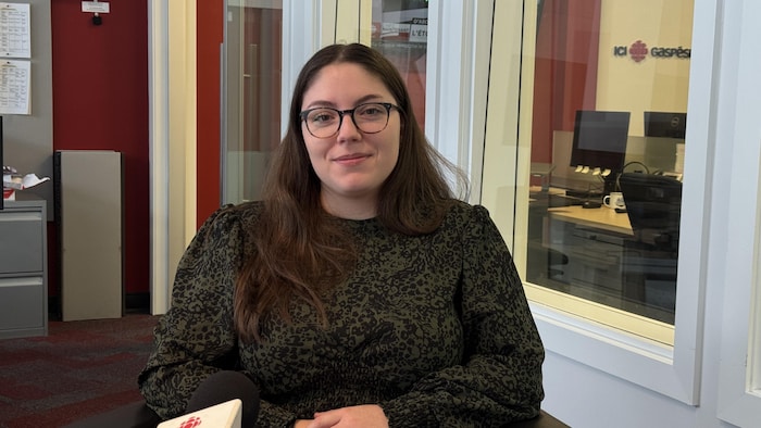 Tatum Guillermic, assise devant l'objectif, dans un studio radio.