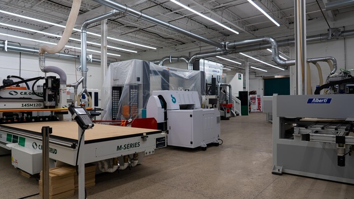 Des machines industrielles dans un entrepôt.