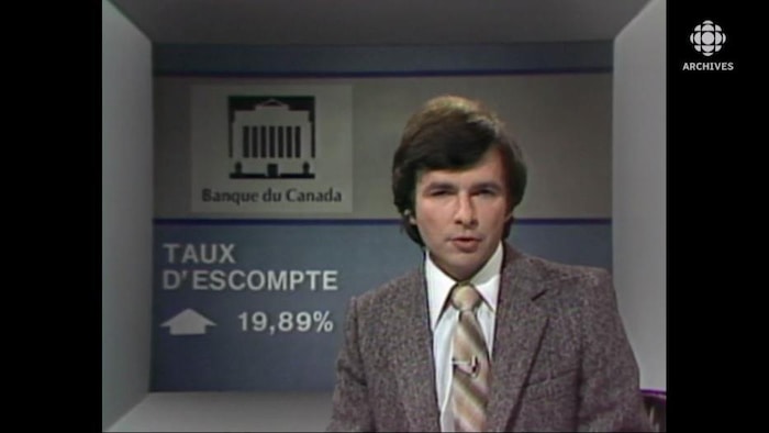 Le présentateur Michel Benoît devant une image qui confirme un record pour le taux directeur de la Banque du Canada le 10 août 1981.