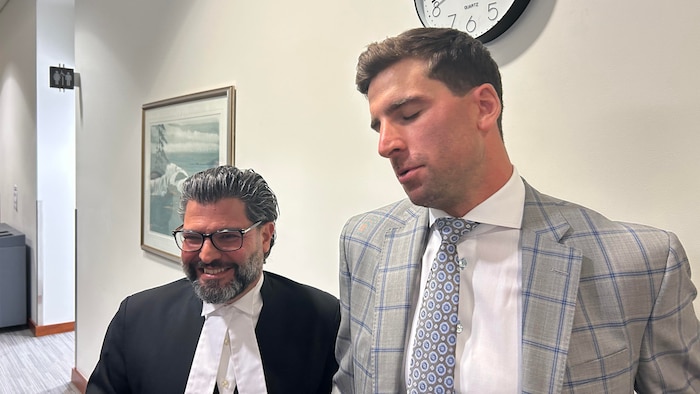 Un joueur de hockey et son avocat.