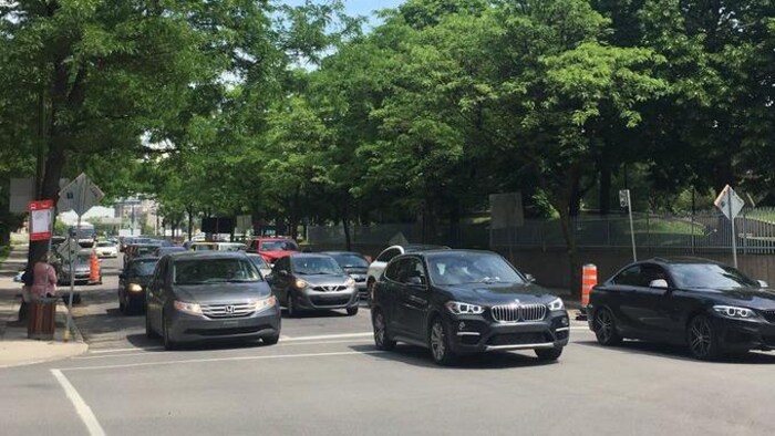 Des voitures à une intersection.