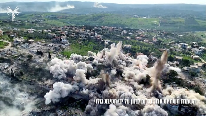 Une photo diffusée par l'armée israélienne montre le dynamitage de dizaines de maisons dans le village de Taybeh, dans le sud du Liban.