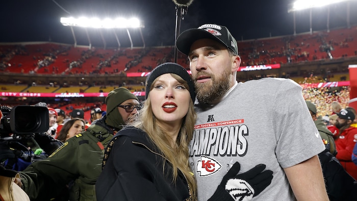 Taylor Swift enlaçant Travis Kelce.