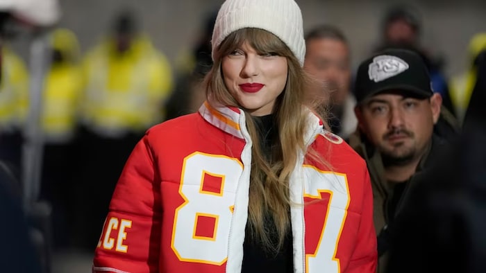 Taylor Swift porte une veste de Travis Kelce, des Chiefs de Kansas City