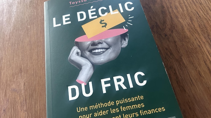 Une photo de la couverture du livre « Le Déclin du fric » sur laquelle il y a, entre autres, un signe de dollar.