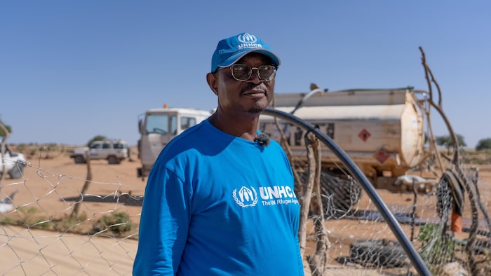 George Dagbelou devant un camion-citerne.