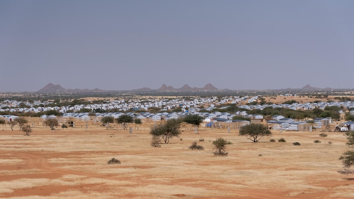 Un camp de réfugiés dans le désert.