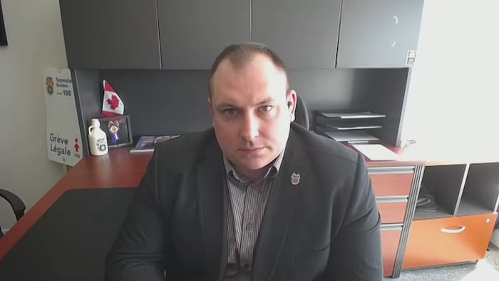 Marc-André Gauthier dans un bureau lors d'une entrevue.