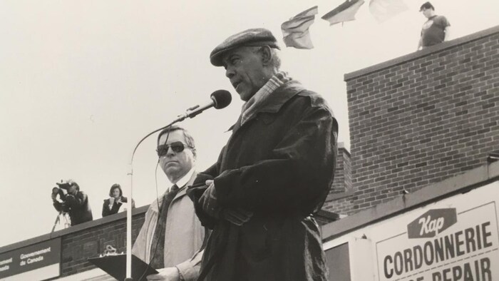 L'ancien maire de Kapuskasing, Ted Jewell, prend la parole lors d'une manifestation pour la survie de la papetière Spruce Falls, en 1991.