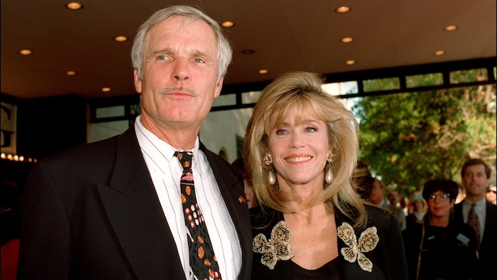 Ted Turner et Jane Fonda sourient.