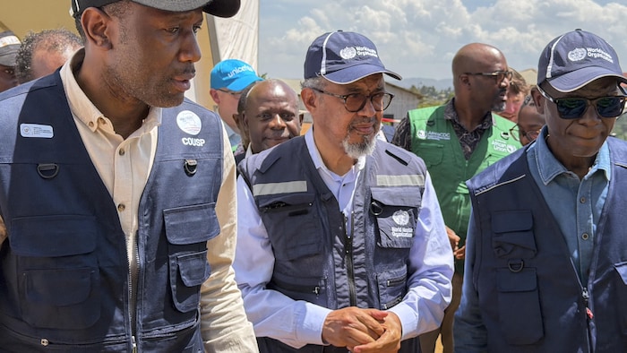 Le directeur général de l'Organisation mondiale de la santé (OMS), Tedros Adhanom Ghebreyesus, arrive à Bunia, dans l'est de la RDC, le 30 mai 2026. 