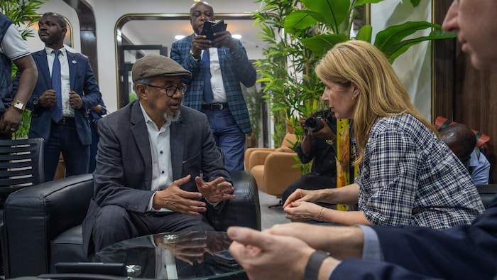 Tedros Adhanom Ghebreyesus, directeur général de l'Organisation mondiale de la santé, s'entretient avec des responsables à son arrivée à Kinshasa. 