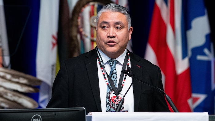 Le cook  régional de la Colombie-Britannique, Terry Teegee, parle des services de constabulary  des Premières Nations lors de l'assemblée spéciale des chefs de l'Assemblée des Premières Nations (APN) à Ottawa, le mercredi 4 décembre 2024.