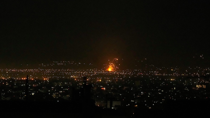 Une explosion dans la nuit à Téhéran le premier mars 2026.