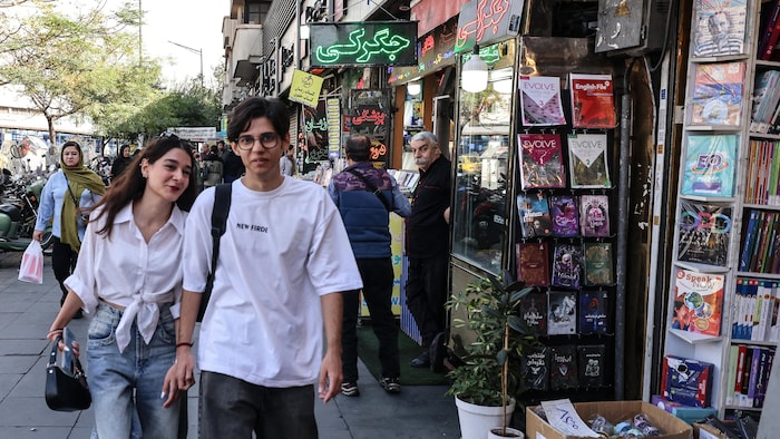 Des Iraniens se promènent dans une rue commerçante de Téhéran le 26 octobre 2026.