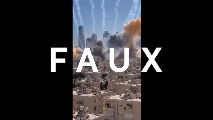 Des nuages de fumée et des traînées blanches à Tel-Aviv. Le mot "FAUX" est superposé sur l'image. 
