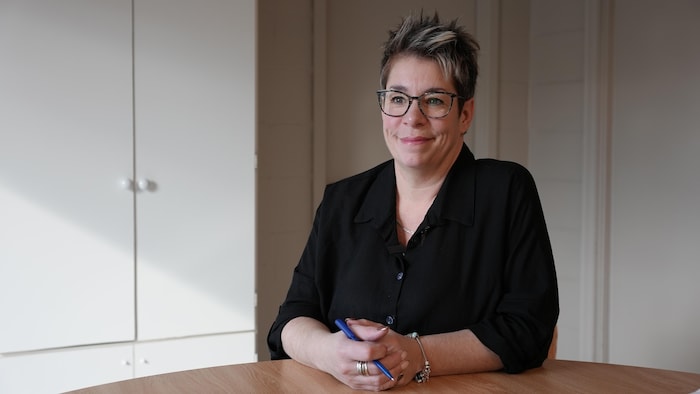 Une femme assise à une table.