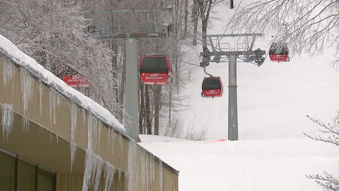 Des télécabines au mont Sainte-Anne.
