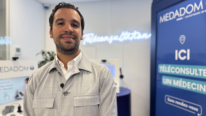 Portrait of Élie-Dan Mimouni in front of the MEDADOM company. telemedicine, remedy against medical deserts