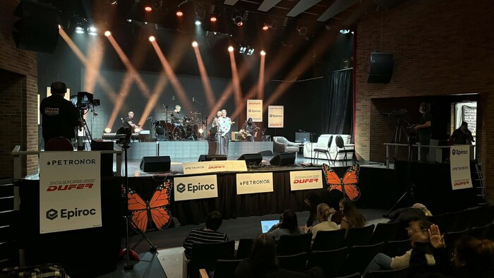Andréanne Martin est sur scène accompagnée de ses musiciens.