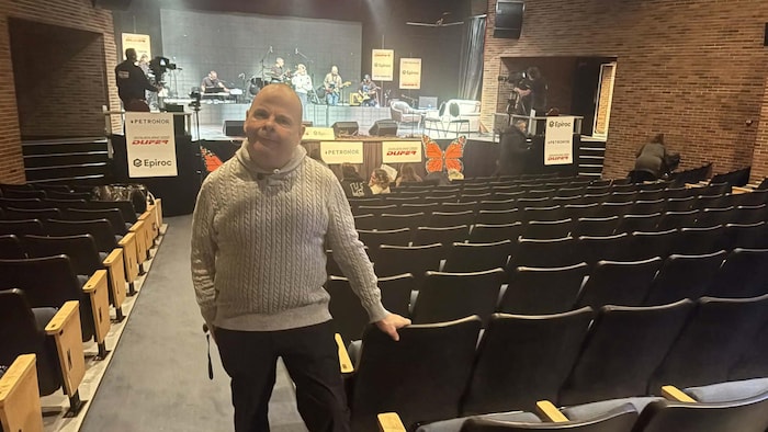 Rémy Mailloux debout près des bancs dans la salle de spectacle du Théâtre du cuivre à Rouyn-Noranda.